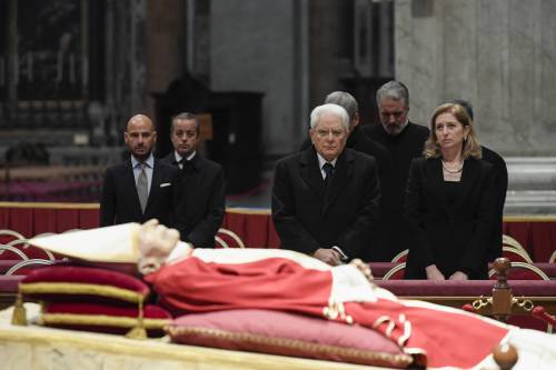 Migliaia in fila per Benedetto XVI. L'omaggio di Meloni e Mattarella al Papa emerito